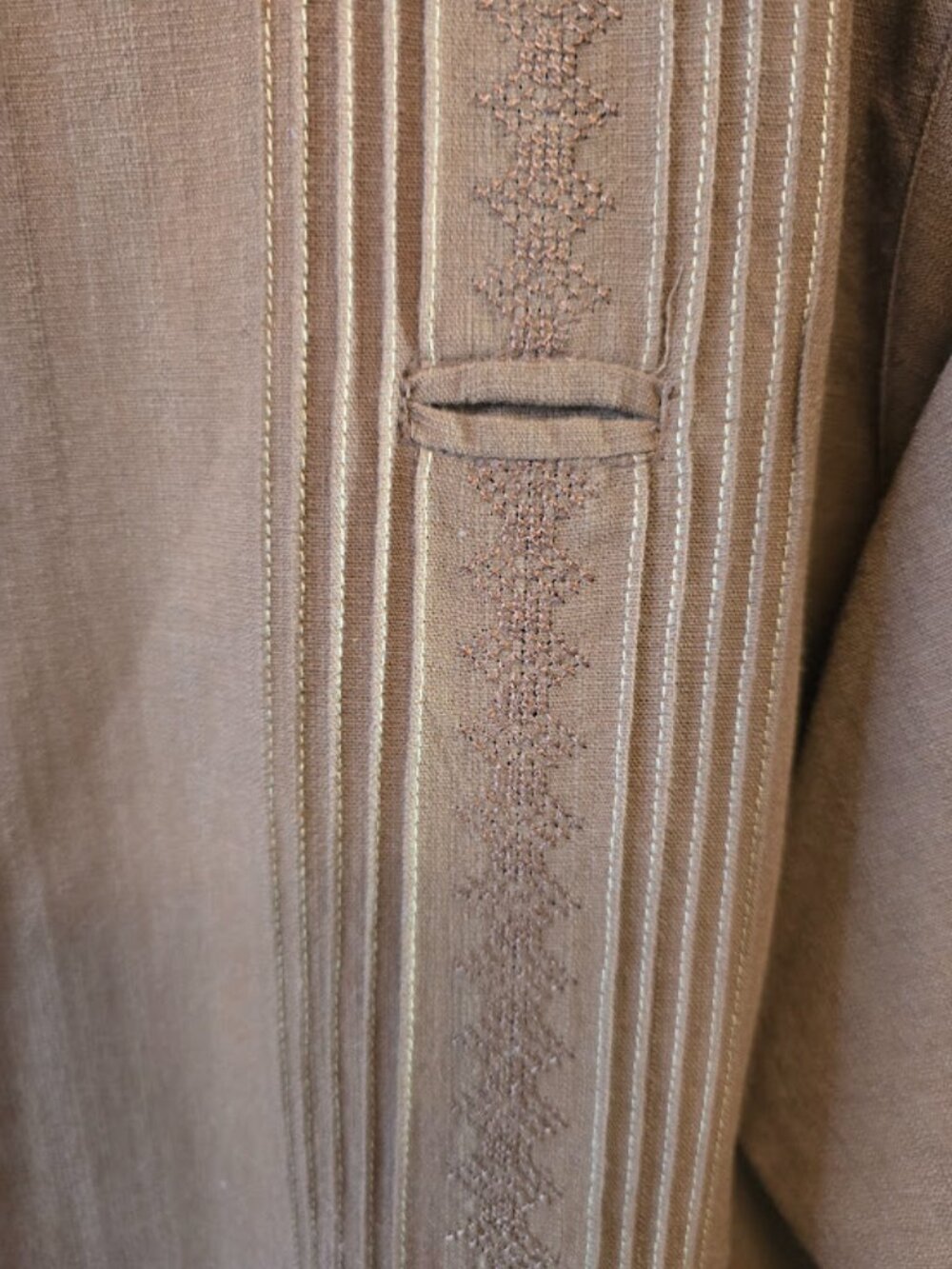 BROWN GUAYABERA SIZE XL LONG SLEEVE PLEATED EMBROIDERED LIKE NEW AUTHENTIC - Picture 3 of 9